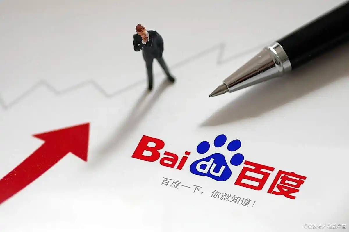 女子做美甲咬牙硬扛被疼哭